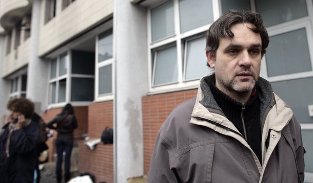 Sobrevivente do atentado ao jornal satírico francês, Laurent Sourisseau, o Riss, está em São Paulo a convite da Abraji (Associação Brasileira de Jornalismo Investigativo); ele conta que a perseguição a nova equipe do semanário continua: “eles so vao parar se forem mortos”; questionado sobre o adesivo com ofensa sexual contra a presidente Dilma, critica: “Não tem muito senso político. É gratuito, machista. Será que fariam o mesmo com um homem?”