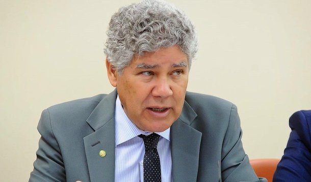 Apesar de crítico dos rumos ortodoxos adotados pelo governo na área econômica, sob o comando do ministro Joaquim Levy (Fazenda), o deputado Chico Alencar (PSOL-RJ) afirmou que a tentativa da oposição de impedir o mandato de Dilma é uma "política imediatista, rasteira e pouco preocupada com a superação dos reais problemas do país"; Chico Alencar disse também que na volta do recesso parlamentar, o que se espera é um comportamento racional de deputados e senadores, o que não se viu no primeiro semestre; "A pauta não pode ser como Eduardo Cunha quer, uma pauta do fígado, da vingança"