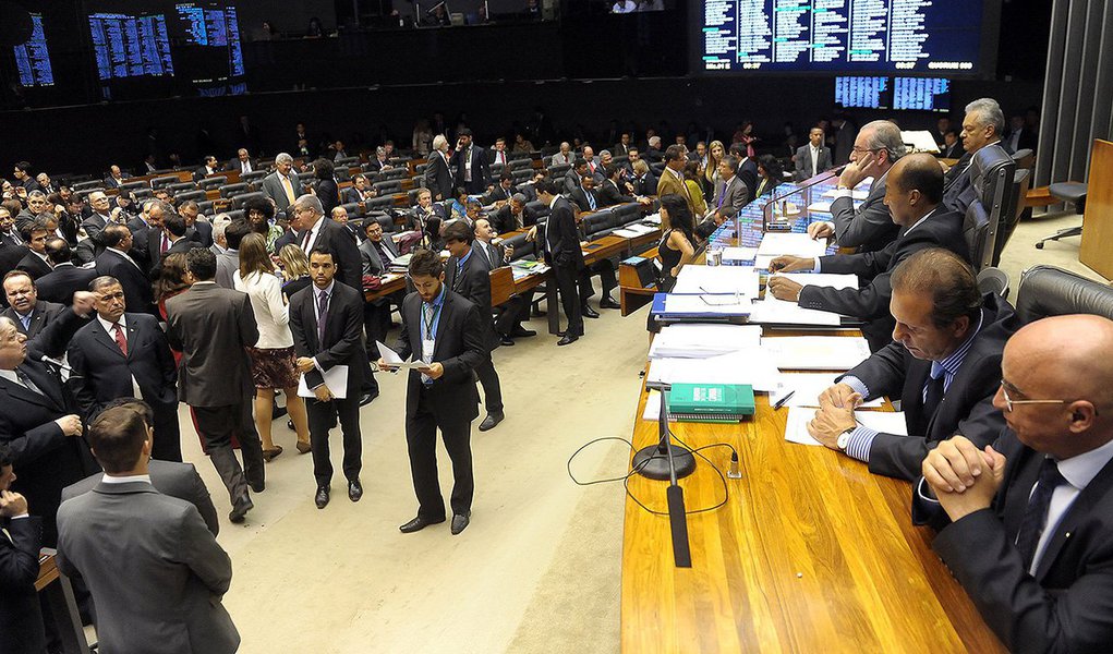 Texto-base do Projeto de Lei 863/15, do Poder Executivo, que aumenta as alíquotas incidentes sobre a receita bruta das empresas de 56 setores da economia com desoneração da folha de pagamentos; previsão inicial do Ministério da Fazenda era diminuir em R$ 12,5 bilhões ao ano a renúncia fiscal trazida pela desoneração, mas o substitutivo reduz em aproximadamente 15% essa economia, que ficará em torno de R$ 10 bilhões