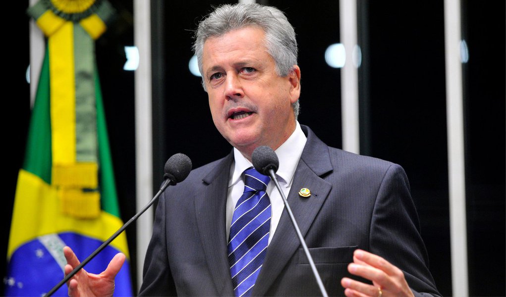 Para contornar o colapso financeiro em que assumiu o Distrito Federal, o governador e seu secretariado colocam em prática uma série de medidas de contenção, algumas que, inclusive, consistem em cortar na própria carne; gastos com alimentação, por exemplo, caíram de R$ 2,4 milhões para R$ 200 mil em 12 meses; a meta do GDF é economizar R$ 200 milhões neste ano só na máquina pública