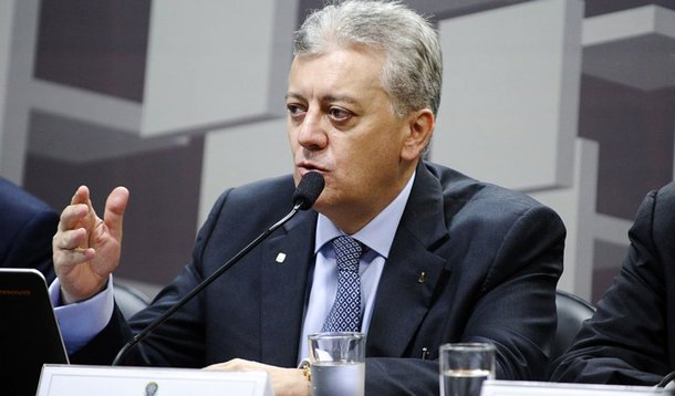 A CPI da Petrobras na Assembleia Legislativa do Rio (Alerj) deve convocar o presidente da estatal, Aldemir Bendine, para falar sobre investimentos que deixaram de ser feitos no Rio; a previsão é de que a convocação seja feita na volta do recesso parlamentar, em agosto, mas antes a presidente da Agência Nacional de Petróleo (ANP), Magda Chambriard, será chamada para falar aos deputados; o relatório da CPI será entregue em setembro