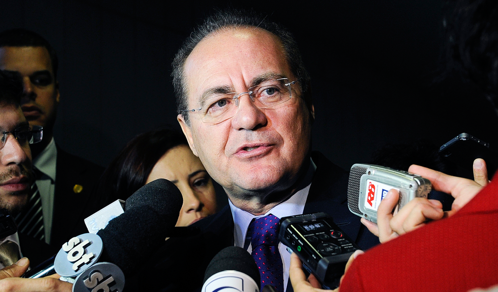 O presidente do Senado, Renan Calheiros (PMDB-AL), fez ressalvas ao projeto de lei que reduz a desoneração da folha de salários, aprovada no mês passado pela Câmara; "Excluir poucos setores desfaz completamente a lógica do planejamento, do interesse industrial, do custo da própria produção como um todo. É fundamental que o Senado de forma madura procure dar uma lógica à desoneração da folha", disse