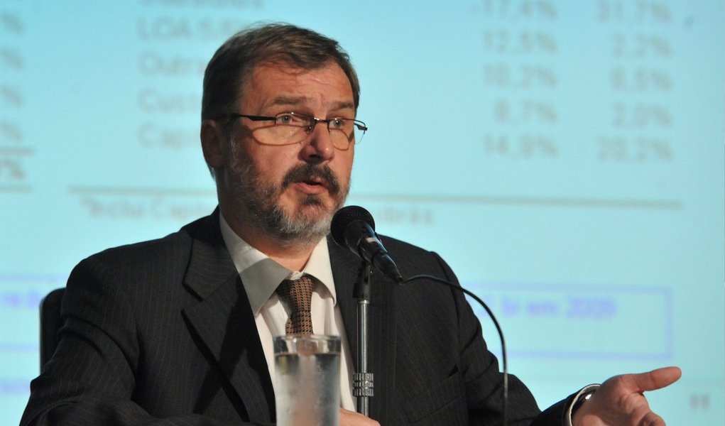 A redução do esforço fiscal nos últimos anos foi essencial para estimular a economia e impedir que os efeitos da crise internacional se agravassem sobre o Brasil; avaliação é do secretário do Tesouro Nacional, Arno Augustin, ao fazer um balanço sobre seus oito anos no cargo; segundo o secretário, a melhoria da credibilidade da economia brasileira na década passada permitiu ao país fazer superávits primários menos expressivos nos últimos anos para enfrentar a crise econômica global