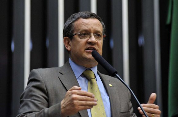 O governo federal vai responder, nos próximos dias, a uma liminar concedida pelo Superior Tribunal de Justiça determinando que garanta ao ex-deputado Beto Albuquerque acesso à execução de suas emendas parlamentares individuais; a liminar foi deferida no dia 1º deste mês, e os representantes do governo responsáveis pelo cumprimento da medida já foram comunicados da decisão; Albuquerque diz que pretende entrar, na próxima segunda (13), com uma notificação ao governo para que a decisão seja cumprida; "O fato de [os ex-deputados] não terem concorrido a deputado, ou não ter se reelegido, é totalmente irrelevante dentro do comando constitucional. As emendas não são do deputado, são dirigidas, no meu caso, 100% a instituições de saúde", disse