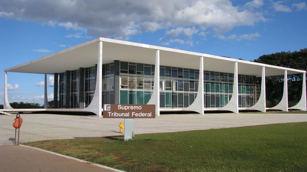 Na tentativa de suspender a pensão vitalícia destinada a quatro ex-governadores e a viúva de um ex-governador no Maranhão, a seccional no estado da OAB-MA e o Sindicato dos Servidores do Judiciário (Sindjus-MA) questionam no STF a legalidade do benefício; as entidades entraram com ações diretas de inconstitucionalidade contra ADTC da Constituição do Maranhão que prevê supostamente a existência do benefício, alegando que ele fere os princípios da legalidade e impessoalidade com trato da coisa pública