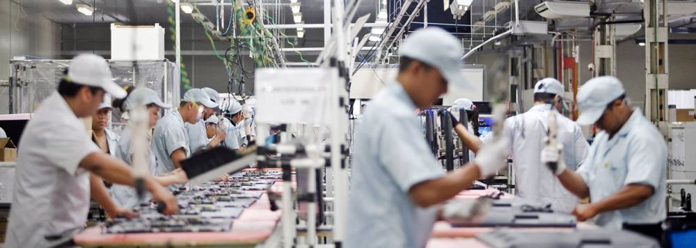 Economistas pioraram pela 17ª seguida suas estimativas para a inflação neste ano, projetando alta de 9,32% do IPCA, ante 9,25% na pesquisa anterior; a pesquisa Focus também mostrou pela quarta semana consecutiva um aprofundamento na queda do PIB neste ano, para 1,97% em 2015; sobre a taxa básica de juros, as instituições financeiras mantiveram a previsão para 14,25% este ano e a 12% em 2016