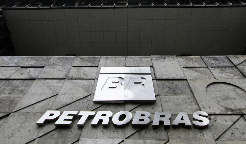 O Ibovespa subiu 0,37% nesta terça-feira, 7, para 52.343 pontos; alta foi propiciada pela valorização dos papéis da Petrobras; ações preferenciais da estatal, mais negociados e sem direito a voto, fecharam em alta de 2,61%, para R$ 11,78, após terem afundado até 5,8% durante o pregão; o mesmo ocorreu com a ação preferencial da mineradora Vale, que recuou 4,6% mais cedo na sessão, mas encerrou o dia com ganho de 1,20%, a R$ 15,15