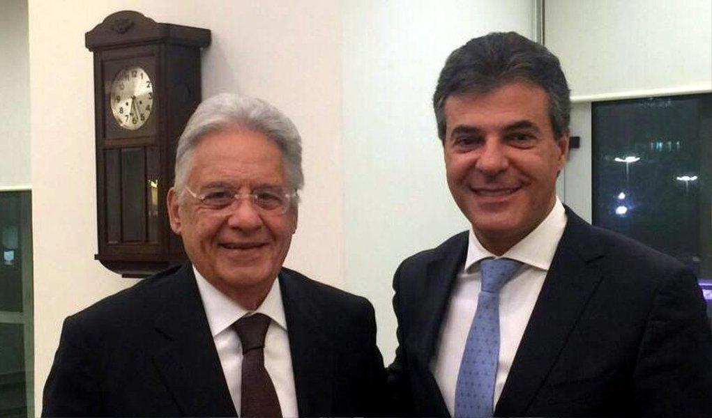 O governador Beto Richa (PSDB) visitou ontem o ex-presidente Fernando Henrique Cardoso em seu instituto, em São Paulo; apesar de não confessar, Richa foi pedir conselhos sobre como tirar seu governo do buraco e escapar das investigações de corrupção que chegaram à sua família e rondam seu gabinete; confira análise de Esmael Morais sobre a conversa