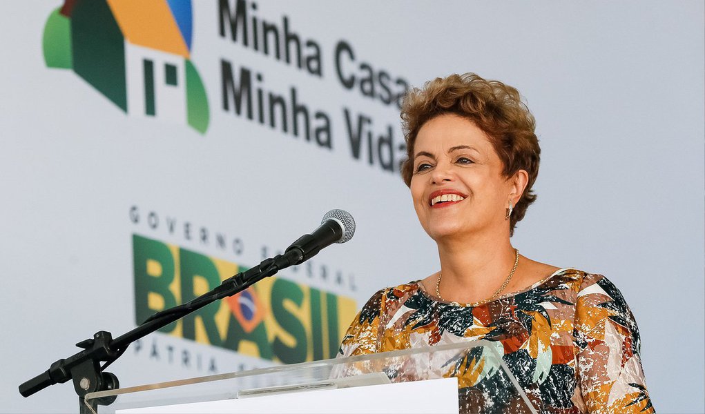 A presidente Dilma Rousseff negou nesta terça (12) que a demora na aprovação do ajuste fiscal esteja provocando atrasos no anúncio do pacote de concessões que o governo federal está para lançar; ela explicou que as medidas implicam avaliações minuciosas do que cabe conceder ou não; Dilma prometeu o lançamento do programa para breve; “Elas ainda não vão ser as mais definitivas, mas a gente está fazendo toda uma modelagem. Nós temos condição de, nas próximas semanas, lançar esse grande programa de concessões e logística. Na sequência nós iremos lançar o nosso programa de energia elétrica para os próximos anos e, na sequência, vamos lançar também o Minha Casa Minha Vida 3. Serão três etapas que nós vamos cumprir. Todas elas estão em andamento”, anunciou