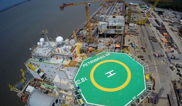 A produção operada pela companhia, que inclui parcela da estatal e de suas parceiras, atingiu seu maior nível, alcançando 726 mil barris por dia (bpd), com aumento de 1,6% em relação a abril (715 mil bpd); desse total, a parcela própria atingiu nova marca histórica, de 519 mil bpd, superando em 3,2% o patamar de abril (503 mil bpd)
