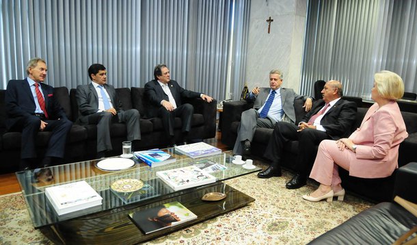 O governador do Distrito Federal, Rodrigo Rollemberg, recebeu cinco senadores em seu gabinete, no Palácio do Buriti; os parlamentares ofereceram ao gestor apoio no Senado e se disseram confiantes no fim da crise financeira por que passa o DF; "Confiamos que ele saberá atravessar essa situação muito difícil e colocará o governo nos trilhos. Eu não tenho dúvida de que isso será questão de meses", afirmou o senador Luiz Henrique Silveira (PMDB-SC)