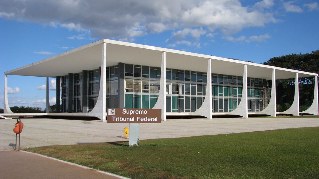 Na tentativa de suspender a pensão vitalícia destinada a quatro ex-governadores e a viúva de um ex-governador no Maranhão, a seccional no estado da OAB-MA e o Sindicato dos Servidores do Judiciário (Sindjus-MA) questionam no STF a legalidade do benefício; as entidades entraram com ações diretas de inconstitucionalidade contra ADTC da Constituição do Maranhão que prevê supostamente a existência do benefício, alegando que ele fere os princípios da legalidade e impessoalidade com trato da coisa pública
