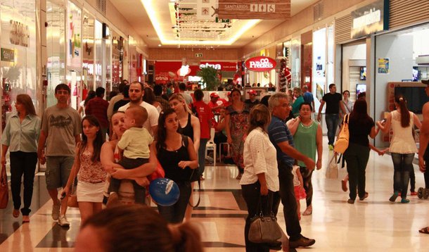 "Um dos motivos para o crescimento das vendas foi o aumento do número de shoppings no país. As projeções eram de crescimento de 4,5% para o Natal, mas chegamos só a 3%. Se desconsiderarmos as lojas novas, não crescemos nada", disse o presidente da Alshop, Nabil Sahyoun