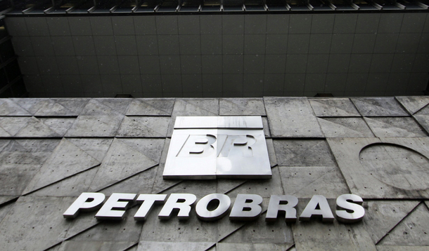 O Ibovespa subiu 0,37% nesta terça-feira, 7, para 52.343 pontos; alta foi propiciada pela valorização dos papéis da Petrobras; ações preferenciais da estatal, mais negociados e sem direito a voto, fecharam em alta de 2,61%, para R$ 11,78, após terem afundado até 5,8% durante o pregão; o mesmo ocorreu com a ação preferencial da mineradora Vale, que recuou 4,6% mais cedo na sessão, mas encerrou o dia com ganho de 1,20%, a R$ 15,15