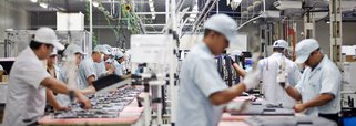 Economistas pioraram pela 17ª seguida suas estimativas para a inflação neste ano, projetando alta de 9,32% do IPCA, ante 9,25% na pesquisa anterior; a pesquisa Focus também mostrou pela quarta semana consecutiva um aprofundamento na queda do PIB neste ano, para 1,97% em 2015; sobre a taxa básica de juros, as instituições financeiras mantiveram a previsão para 14,25% este ano e a 12% em 2016