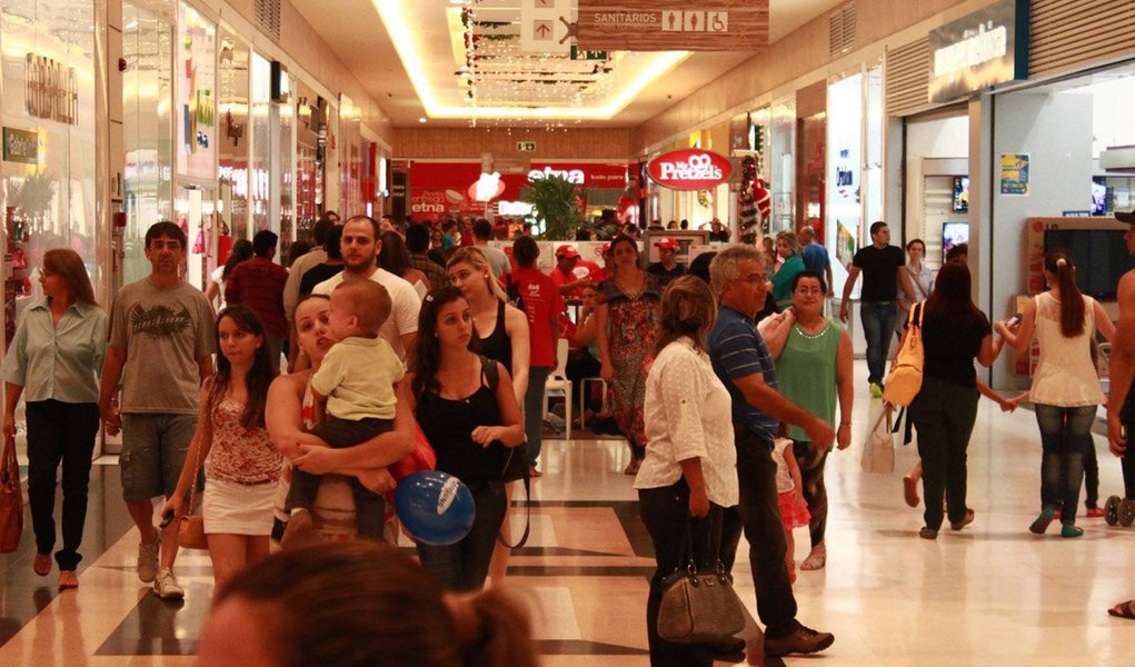 "Um dos motivos para o crescimento das vendas foi o aumento do número de shoppings no país. As projeções eram de crescimento de 4,5% para o Natal, mas chegamos só a 3%. Se desconsiderarmos as lojas novas, não crescemos nada", disse o presidente da Alshop, Nabil Sahyoun