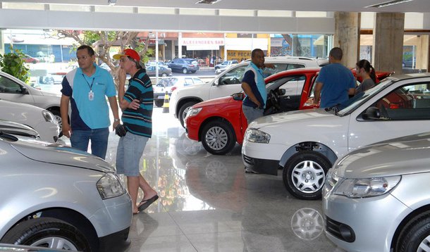 Índice de Confiança do Empresário do Comércio (Icec) encerrou maio com variação negativa de 0,2% em relação a abril; "A expectativa é que a segunda metade do ano seja melhor tanto para o setor quanto para a economia", avalia a entidade; "Essa eventual recuperação de abril para maio, no entanto, não deverá impedir que o setor registre, em 2015, seu pior desempenho em 12 anos"
