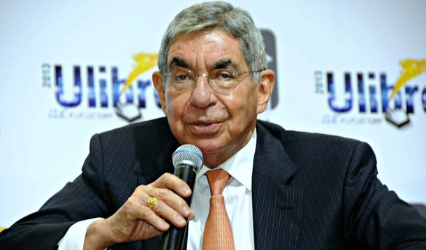Ex-presidente da Costa Rica Óscar Arias diz que os governantes de países da América Latina deveriam pressionar o governo venezuelano a parar de cercear as liberdades no país; "O caso venezuelano é o caso de um país onde, por meio de eleições, um partido político toma o poder para enfraquecer as instituições democráticas, acabando com a separação de poderes. Todos são controlados pelo poder Executivo, deixando de ser uma democracia para converter-se em uma autocracia", disse