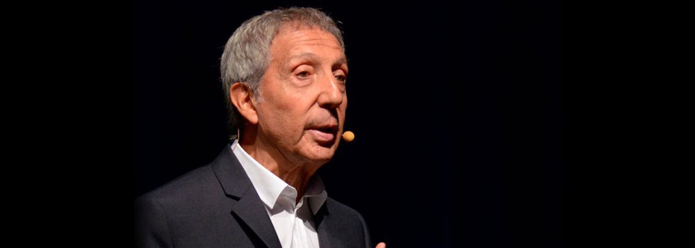 Durante congresso sobre gerenciamento de crise para empresários do setor de varejo, o empresário Abilio Diniz, presidente da Brasil Foods, afirmou nesta terça-feira, 25, que o cenário econômico brasileiro não é o pior já enfrentado na história do País e nem o Brasil está sozinho na crise; Abílio foi enfático ao dizer que a crise é "fundamentalmente política, muito mais do que econômica", e pediu a "união" dos brasileiros; "A hora em que superarmos a crise política através de união dos brasileiros, vamos superar crise com certeza"