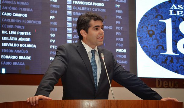 Herdeiro político do grupo Sarney, o deputado estadual Adriano Sarney (PV) diz que a alternância de poder foi boa para o Maranhão e as perspectivas de futuro para seu grupo político com o fim da Era Sarney no poder; ele admite a possibilidade de concorrer à Prefeitura de São Luís e 2016; sobre o esquema de corrupção liderado por Alberto Yousseff e que teria beneficiado a ex-governador Roseana Sarney (tia do parlamentar), Sarney afirma que o ex-diretor da Petrobras Paulo Roberto Costa é contraditório em seus depoimentos; "Perguntaram ao doleiro a respeito disso e o doleiro disse que não lembrava dessa situação. Então, está tudo muito vago e solto", acrescenta 