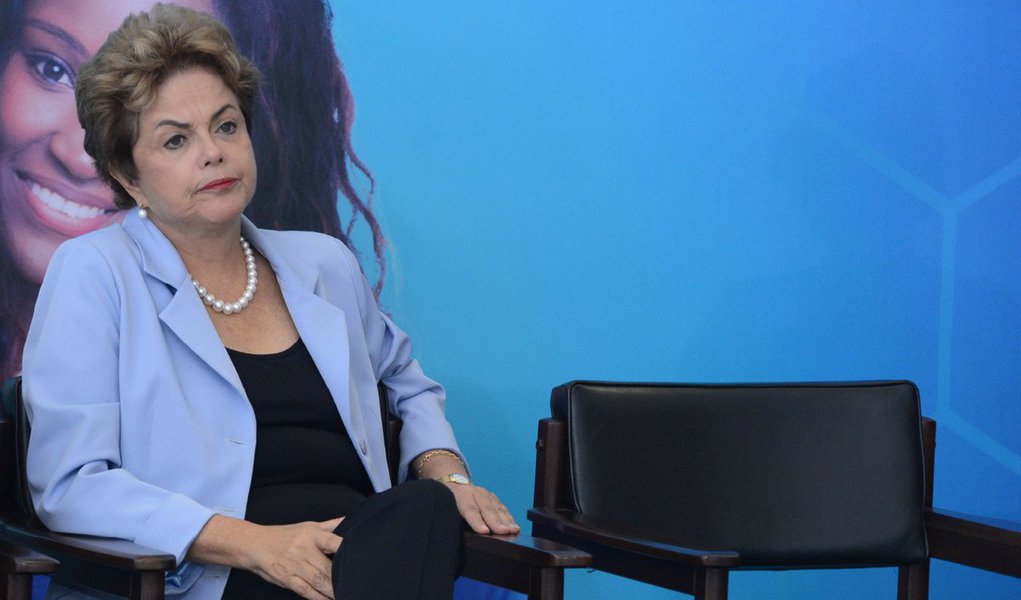 Os ministros do Supremo Tribunal Federal (STF) participam nesta terça (11), de um jantar com a presidente Dilma Rousseff, no Palácio da Alvorada; os 11 integrantes da Corte foram convidados; Teori Zavascki, Celso de Mello, Luiz Fux e Marco Aurélio não vão comparecer; o convite foi enviado aos ministros em função das comemorações do Dia do Advogado, celebrado nesta terça no Judiciário; o presidente da Ordem dos Advogados do Brasil (OAB), Marcos Vinícius Furtado Coêlho, e presidentes de outros tribunais também foram convidados