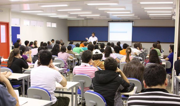 O ministro da Educação, Renato Janine, disse nesta quinta (14) que deverá decidir nas próximas semanas se haverá ou não uma segunda edição do Fundo de Financiamento Estudantil (Fies) este ano; a pasta informou que já usou todo o dinheiro destinado ao financiamento, mas está negociando com o Ministério da Fazenda e o Palácio do Planalto a disponibilização de mais recursos; "Nos próximos dias, quando muito duas, três semanas [decidiremos]. Nós queremos definir isso porque temos que lançar o calendário do Fies logo, caso abramos uma segunda edição do Fies este ano", informou