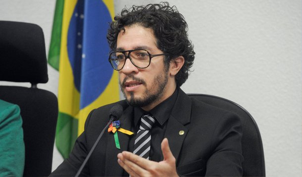 O deputado federal Jean Wyllys (PSOL-RJ) criticou, nesta segunda (25), a decisão do presidente da Câmara, Eduardo Cunha (PMDB), de cancelar a votação do relatório da reforma política; "Os desmandos do presidente da Câmara, Eduardo Cunha, passaram dos limites! Cunha já tinha humilhado o deputado Marcelo Castro antes em entrevista, tratando-o como um qualquer sem condições de produzir o relatório que ele, Cunha, desejava. Castro se calou diante da humilhação", afirma; o parlamentar do PSOL ressalta que Cunha deseja a todo custo aprovar o sistema eleitoral batizado aqui de "distritão", que é o pior dos sistemas possíveis, em vigor apenas no Afeganistão