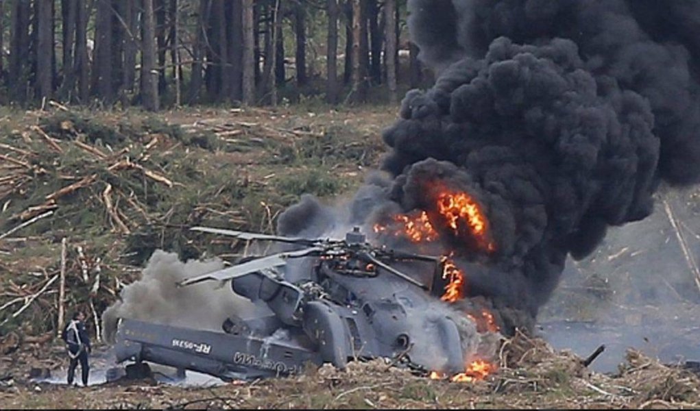 Um piloto morreu e outro ficou ferido com a queda de um helicóptero durante um show aéreo na região russa de Ryazan neste domingo, 2; durante acrobacias no evento a cerca de 200 km de Moscou, um helicóptero Mi-28 entrou em parafuso antes de cair; "O comandante morreu, o segundo piloto está vivo. De acordo com o segundo piloto, uma falha do equipamento causou o acidente", afirmou o chefe das Forças Aéreas russas, general coronel Viktor Bondarev