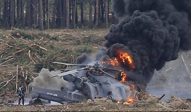 Um piloto morreu e outro ficou ferido com a queda de um helicóptero durante um show aéreo na região russa de Ryazan neste domingo, 2; durante acrobacias no evento a cerca de 200 km de Moscou, um helicóptero Mi-28 entrou em parafuso antes de cair; "O comandante morreu, o segundo piloto está vivo. De acordo com o segundo piloto, uma falha do equipamento causou o acidente", afirmou o chefe das Forças Aéreas russas, general coronel Viktor Bondarev