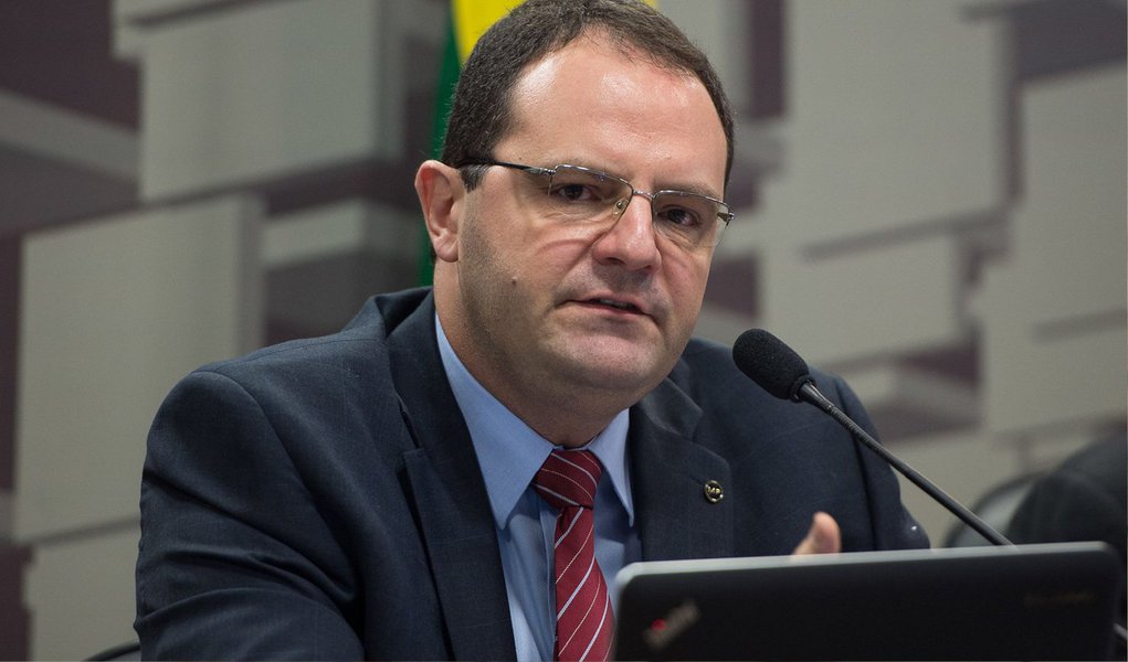 Ministro do Planejamento, Nelson Barbosa disse que as concessões à inciativa privada no setor de infraestrutura deverão se tornar corriqueiras nos próximos anos; ele esteve no leilão de concessão da Ponte Rio-Niterói na Bolsa de Valores de São Paulo; "Tenho certeza que, com o governo fazendo a sua parte, viabilizando esses projetos, mais e mais concessões como essa vão acontecer", disse após a divulgação do resultado da concorrência