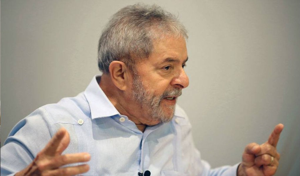 Ex-presidente Luiz Inácio Lula da Silva disse nesta segunda (8), em São Paulo, à Comissão Nacional da Verdade; ele relembrou as dificuldades que enfrentou durante a ditadura, na parte final da década de 1970, quando liderou uma série de grandes greves que começaram na região do ABC Paulista e acabaram se estendendo por todo o País; ao comentar que a Justiça Militar da União determinou sua prisão, o ex-presidente disse que “os militares cometeram a burrice de me prender.”
 