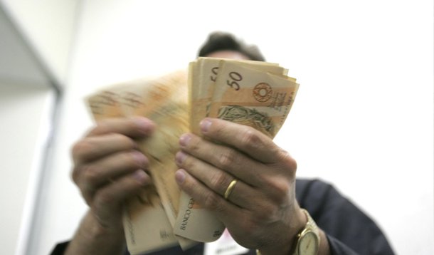 O rendimento nominal domiciliar per capita médio do brasileiro foi R$ 1.052 mil em 2014; Distrito Federal tem o maior rendimento nominal domiciliar per capita entre as 27 unidades da federação, com R$ 2.055; a menor renda por pessoa foi registrada em Alagoas, R$ 604; números foram divulgados nesta quinta-feira, 26, pelo IBGE com base na Pesquisa Nacional por Amostra de Domicílios (Pnad) Contínua