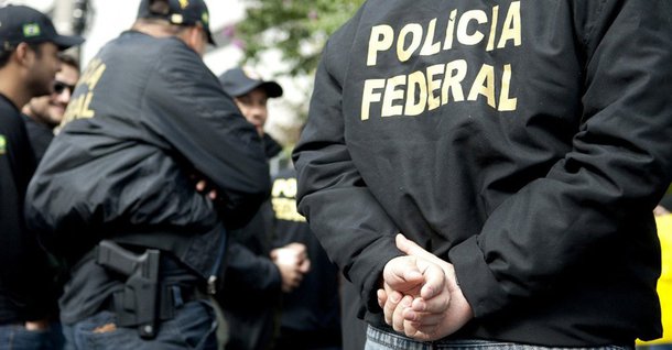 A Polícia Federal (PF) deteve oito policiais civis acusados de envolvimento com tráfico de drogas e extorsão no sul fluminense, em Minas Gerais e São Paulo; a operação, chamada de Cocite, foi coordenada pela Superintendência Regional da PF no Rio de Janeiro, em colaboração com a Polícia Civil, o Ministério Público fluminense e a Polícia Militar; além dos policiais, pelo menos dez pessoas foram presas, acusadas de tráfico de drogas; ao todos foram emitidos 25 mandados de prisão preventiva, dos quais 15 por tráfico de drogas, e destes, dez foram presos