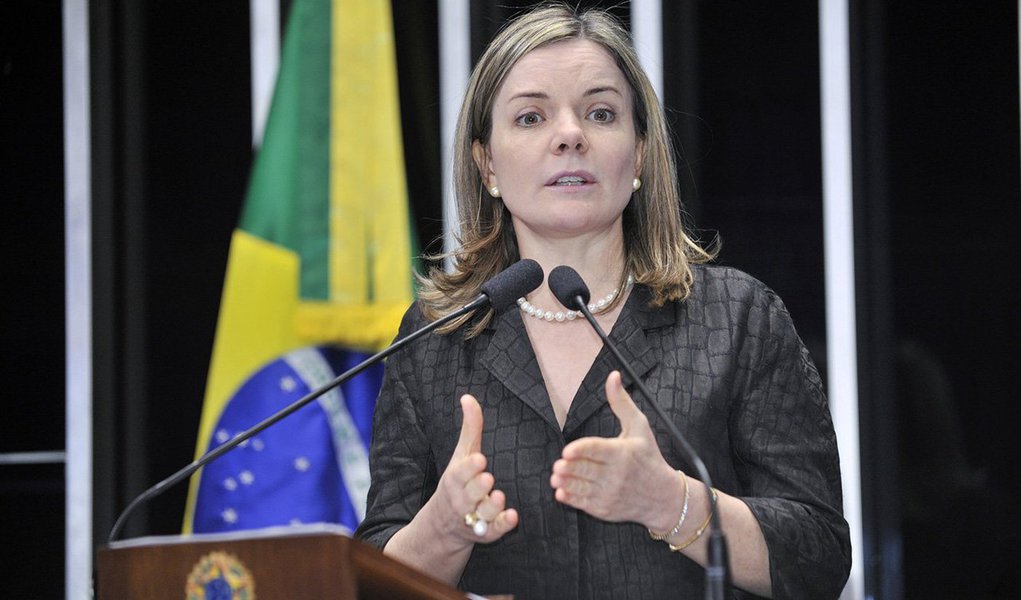 Senadora Gleisi Hoffmann (PT-PR) disse que depois do "imagina na Copa", o Brasil vive o momento do "apesar da crise", em que todo mundo questiona a situação atual do País mais por aquilo que outras pessoas comentam ou por notícias negativas divulgadas pela imprensa do que pela realidade; "Se nós persistirmos no pessimismo, se o Congresso não dá base e apoio para que o governo faça as medidas necessárias para que a gente enfrente esse momento, se nós não tivermos o entusiasmo para investir e consumir e ficarmos com o discurso de paralisia, aí nós vamos entrar na crise"