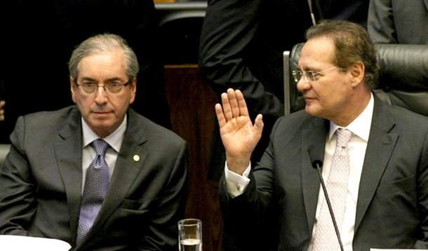 Protagonista da Reforma Política não será o PT, mas o PMDB; partido que domina a Câmara, com Eduardo Cunha, e o Senado, com Renan Calheiros, já fez mais de três mil entrevistas para definir as principais mudanças; tendência é que a reforma não seja um pacote, mas em partes; entre os itens em que há consenso nos grandes partidos e podem ser aprovados de imediato estão a coincidência das eleições (de prefeito a presidente) e o fim das coligações para cargos do Legislativo; segundo jornalista Ilimar Franco, na Câmara, Eduardo Cunha entregará a presidência da comissão da Reforma Política ao deputado Rodrigo Maia (DEM)