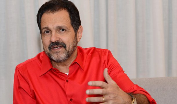 Uma auditoria do Tribunal de Contas do Distrito Federal (TCDF) apontou um suposto descumprimento da LRF por parte do ex-governador Agnelo Queiroz, no exercício de 2014; de acordo com o tribunal, o GDF teria feito despesas, de 1º de maio a 31 de dezembro do ano passado, com parcelas para 2015, mas sem deixar dinheiro suficiente para pagá-las; a fiscalização também revelou indícios de volume de despesas realizadas em 2014 que deixaram de ser inscritas em Restos a Pagar; o suposto valor chega a R$ 2,2 bilhões