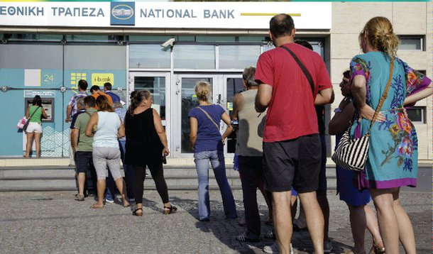 Representantes dos credores da Grécia (União Europeia, Banco Central Europeu e Fundo Monetário Internacional) iniciam nesta segunda-feira (27) as conversas com as autoridades gregas para um novo empréstimo ao país, informou neste domingo (26) a Comissão Europeia; a previsão é que as reuniões comecem assim que as equipes chegarem a Atenas; o objetivo das negociações é conseguir finalizar até 20 de agosto um terceiro empréstimo à Grécia, que enfrenta problemas de liquidez e que nessa data terá de pagar 3,19 bilhões de euros ao Banco Central Europeu