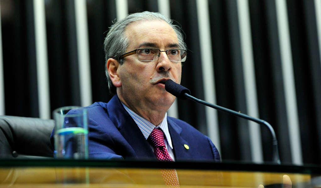 O presidente da Câmara dos Deputados, Eduardo Cunha (PMDB-RJ), defendeu nesta sexta (10) a manutenção do resultado da votação, em primeiro turno, da Proposta de Emenda à Constituição que reduziu a maioridade penal de 18 para 16 anos; a legalidade da votação é questionada no Supremo, por meio de um mandado de segurança impetrado por 102 parlamentares de 14 partidos; Cunha disse que os argumentos apresentados pelos deputados têm a intenção de induzir o STF a erro, “minar o processo legislativo” e buscam que o Judiciário interfira no Congresso