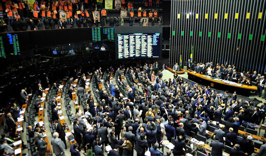 O plenário da Câmara dos Deputados aprovou, por 232 votos a 210 e 2 abstenções, a emenda do deputado Arnaldo Faria de Sá (PTB-SP) à Medida Provisória 664/14, que dá alternativa ao trabalhador, na hora da aposentadoria, de aplicar a chamada regra 85/95 em vez do fator previdenciário; a regra 85/95 prevê que a mulher poderá se aposentar quando a soma de sua idade aos 30 anos de contribuição for de 85 e, no caso do homem, a soma da idade a 35 anos de contribuição somar 95; o líder do governo, deputado José Guimarães (PT-CE), pediu à base aliada para seguir o compromisso assumido pelo governo de que o assunto será tratado em 180 dias por meio de uma comissão