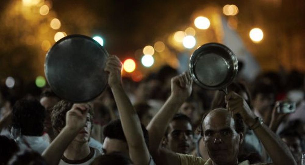 Os coxinhas paneleiros, moradores dos bairros de classe média, não percebem o quão ridículo é bater em panelas, um símbolo de protesto dos povos latino-americanos reprimidos pelas ditaduras ou pelos pobres, porque realmente sentiam fome