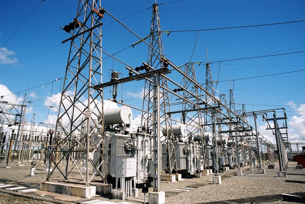 Leilão de energia de reserva realizado pela Agência Nacional de Energia Elétrica (Aneel) durou seis minutos e não registrou ofertas de investidores, fechando sem contratar nenhuma usina; objetivo era viabilizar termelétricas a gás natural para início de operação em janeiro de 2016
