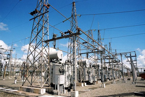 Leilão de energia de reserva realizado pela Agência Nacional de Energia Elétrica (Aneel) durou seis minutos e não registrou ofertas de investidores, fechando sem contratar nenhuma usina; objetivo era viabilizar termelétricas a gás natural para início de operação em janeiro de 2016