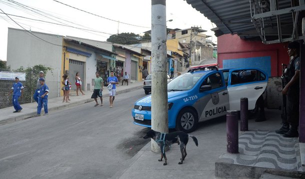 As polícias Civil e Militar fazem operações contra a venda de drogas em comunidades da zona oeste da cidade do Rio de Janeiro e de Niterói, na região metropolitana; nas comunidades São José Operário e Bateau Mouche, na zona oeste da capital fluminense, homens das unidades especiais da Polícia Militar (PM) buscam drogas, armas e suspeitos de integrar a quadrilha que controla o local