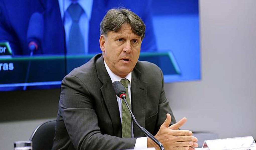 Diretor de Gás e Energia da Petrobras, Hugo Repsold Júnior, afirmou que os acionistas da empresa têm razão em estarem insatisfeitos com os resultados da companhia; "Os nossos acionistas têm razão de não estarem muito felizes com a gente", disse; "Esse tombo nos preços [do petróleo], junto com os projetos [trouxe prejuízos]. A gente fez essas refinarias e a produção não veio. A gente tinha uma expectativa de aumento da produção e a geração de caixa seria maior"; completou