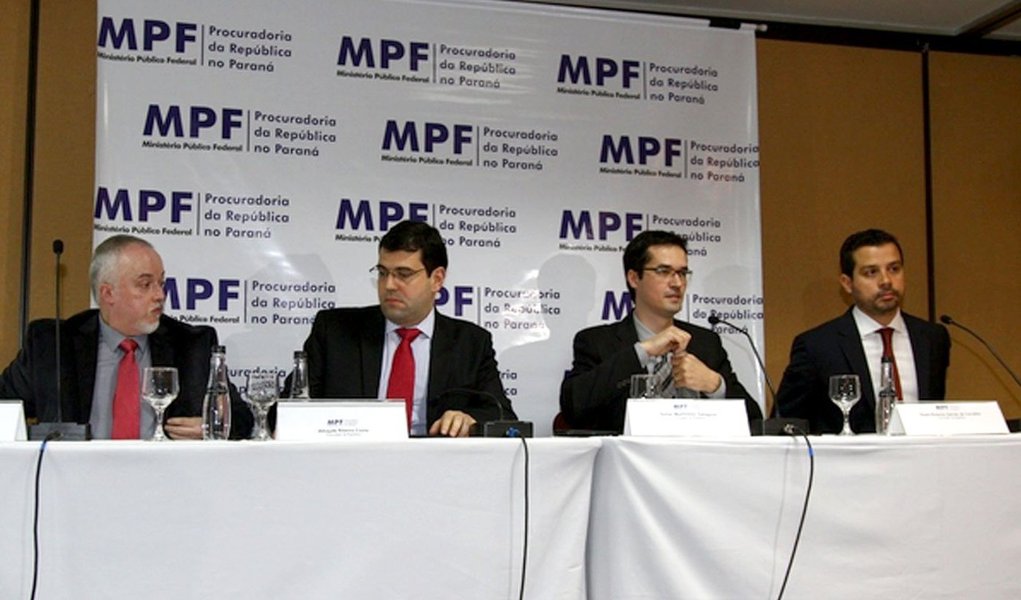 O jornalista Elio Gaspari alertou neste domingo, 31, que se o Ministério Público Federal aplicar o que chamou de “teoria da bosta seca” aos conflitos existentes nos depoimentos de réus confessos da Lava Jato, as investigações podem acabar em pizza; o jornalista lembra que os procuradores não quiseram fazer uma acareação entre o doleiro Alberto Yousseff e o ex-diretor da Petrobras Paulo Roberto Costa para descobrir de quem partiu as contradições existentes nos depoimentos deles; "Tudo o que se precisa é intoxicar o processo", afirma Gaspari e alerta: "Edemar Cid Ferreira esperou nove anos, mas anulou sua condenação"