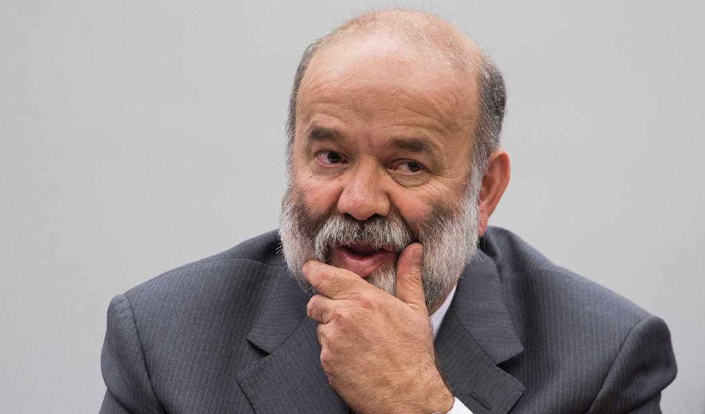 O presidente do Supremo Tribunal Federal, Ricardo Lewandowski, liberou nesta sexta (31) o ex-tesoureiro do PT João Vaccari Neto de ter que assinar um termo de compromisso que o obriga a dizer a verdade durante acareação realizada pela CPI da Câmara que investiga irregularidades na Petrobras; Vaccari foi convocado para um confronto de versões sobre o esquema de corrupção na próxima terça (4) com ex-diretor da Petrobras Renato Duque e Augusto Ribeiro de Mendonça Neto, executivo da Setal Óleo e Gás 