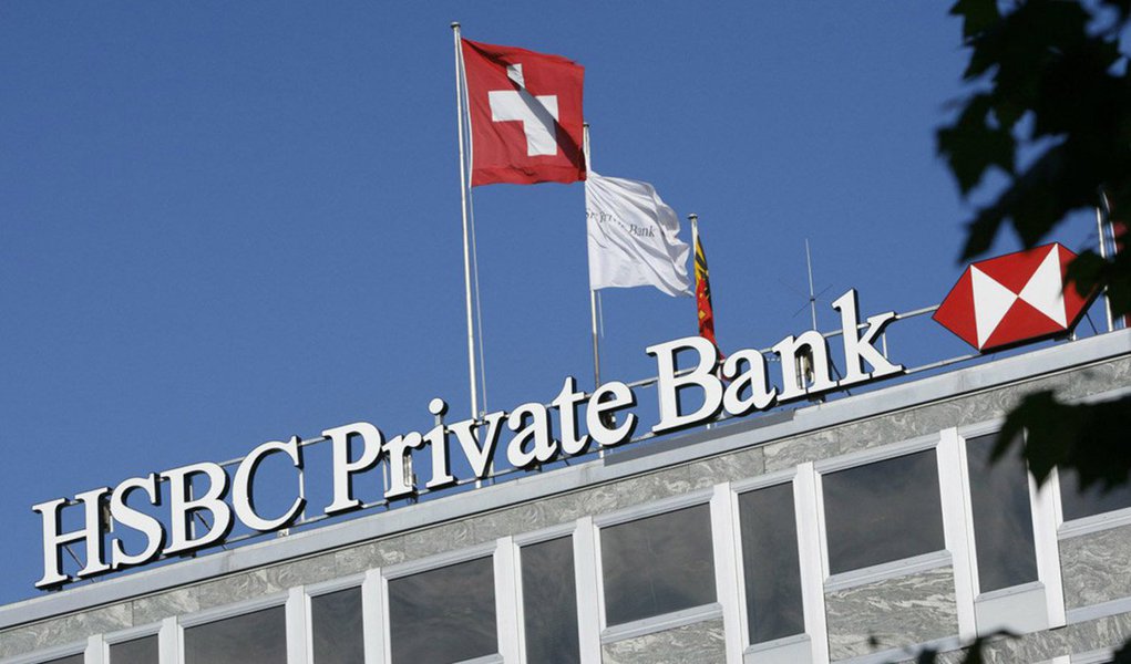 O Conselho de Controle de Atividades Financeiras (Coaf) informou à CPI do HSBC que 50 de 126 brasileiros ligados a contas da agência do banco na Suíça fizeram transações financeiras com "indícios de ilícitos" nos últimos anos; no ranking dos brasileiros citados no SwissLeaks com mais relatórios do Coaf, a liderança é de Chaim Henoch Zalcberg; em 2005 e 2011, ele foi alvo de operações da PF para desbaratar uma quadrilha acusada de fraudar licitações, evadir divisas e lavar dinheiro