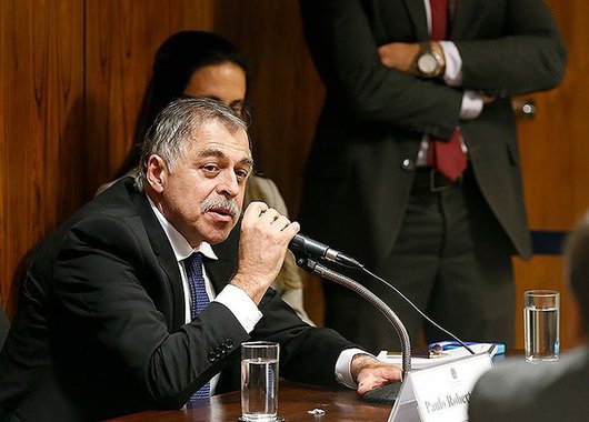 Carlos Cachoeira, o bicheiro, pautava a Veja, e, por consequência, toda a mídia brasileira, com informações obtidas ilegalmente, ou mesmo através de armações feitas com objetivo de derrubar seus adversários no mercado de corrupção