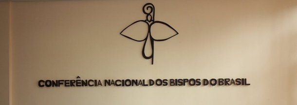 A Conferência Nacional dos Bispos do Brasil (CNBB) divulgou nesta sexta (24) nota sobre a conjuntura do país, com críticas ao projeto de lei que regulamenta a terceirização de mão de obra nas empresas e à proposta de redução da maioridade penal; a entidade avaliou que "a retomada de crescimento do país, uma das condições para vencer a crise, precisa ser feita sem trazer prejuízo à população, aos trabalhadores e, principalmente, aos mais pobres”; sobre o projeto que trata da terceirização, o texto expressa que ele não deve restringir direitos; na avaliação dos bispos, a PEC 171/1993, que propõe redução da maioridade penal para 16 anos, é um “equívoco que precisa ser desfeito"