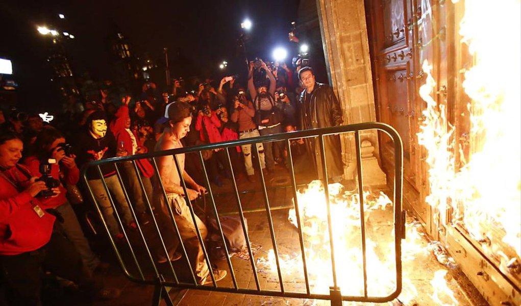 Cerca de 2 mil pessoas realizaram nesta terça (11) manifestação e incendiaram a sede do Partido Revolucionário Institucional (PRI), em Chilpancingo, capital de Guerrero, estado do Sul do México; protesto ainda é por conta do desaparecimento, em setembro, de 43 estudantes e da falta de resultados das investigações; manifestantes entraram em confronto com a polícia local, que teve vários de seus membros presos por suspeita de participação no desaparecimento; PRI é o partido do presidente Enrique Peña Nieto